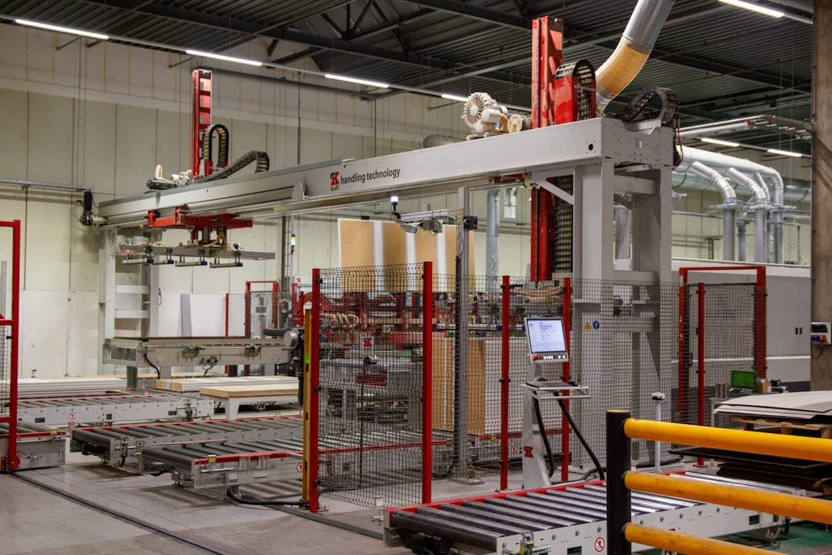 Automatisierte Handling-Anlage mit Industrieroboter und Förderband