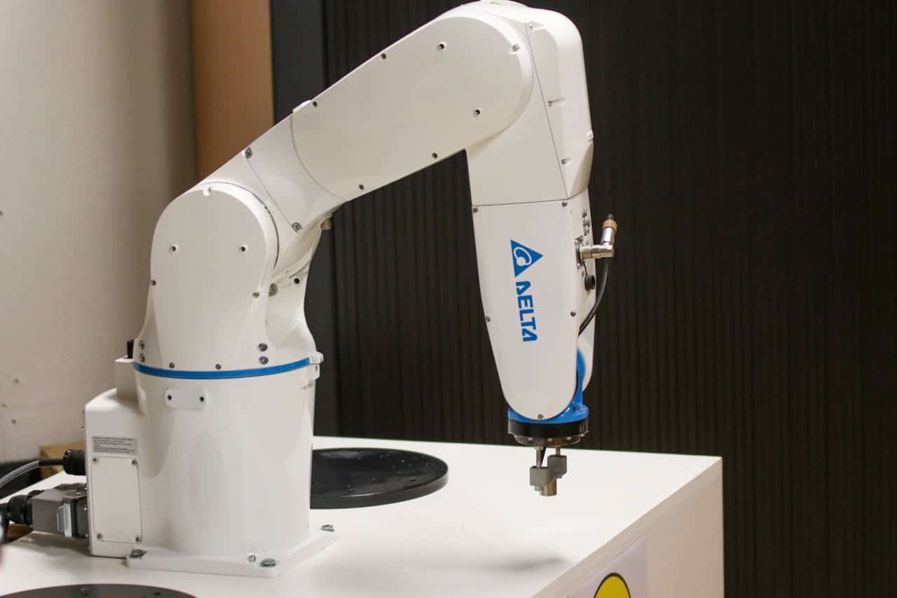Industrieroboter Arm mit technischer Textilhuelle