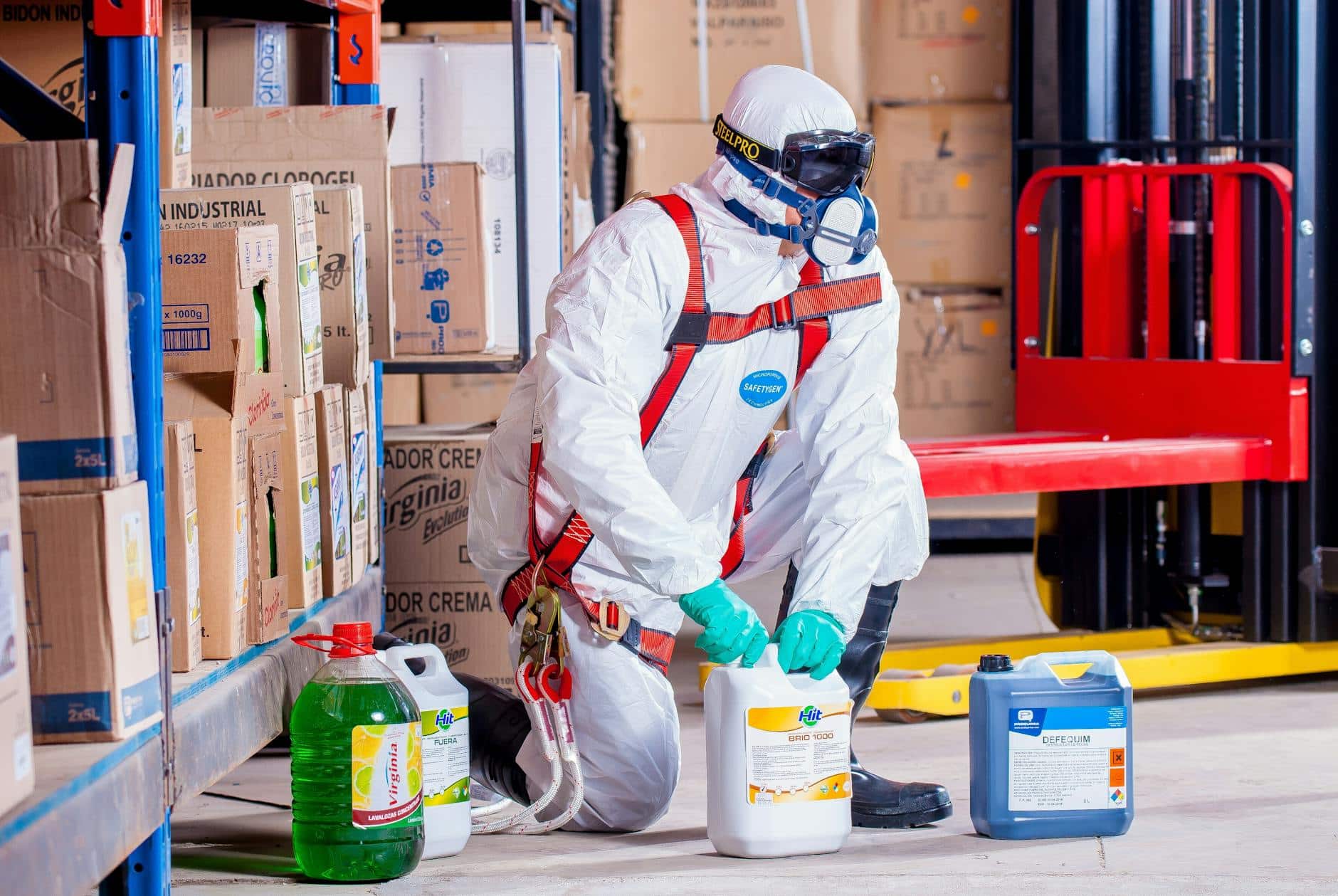 Roboterschutz ATEX: Industriearbeiter in Schutzausrüstung in chemischer Umgebung