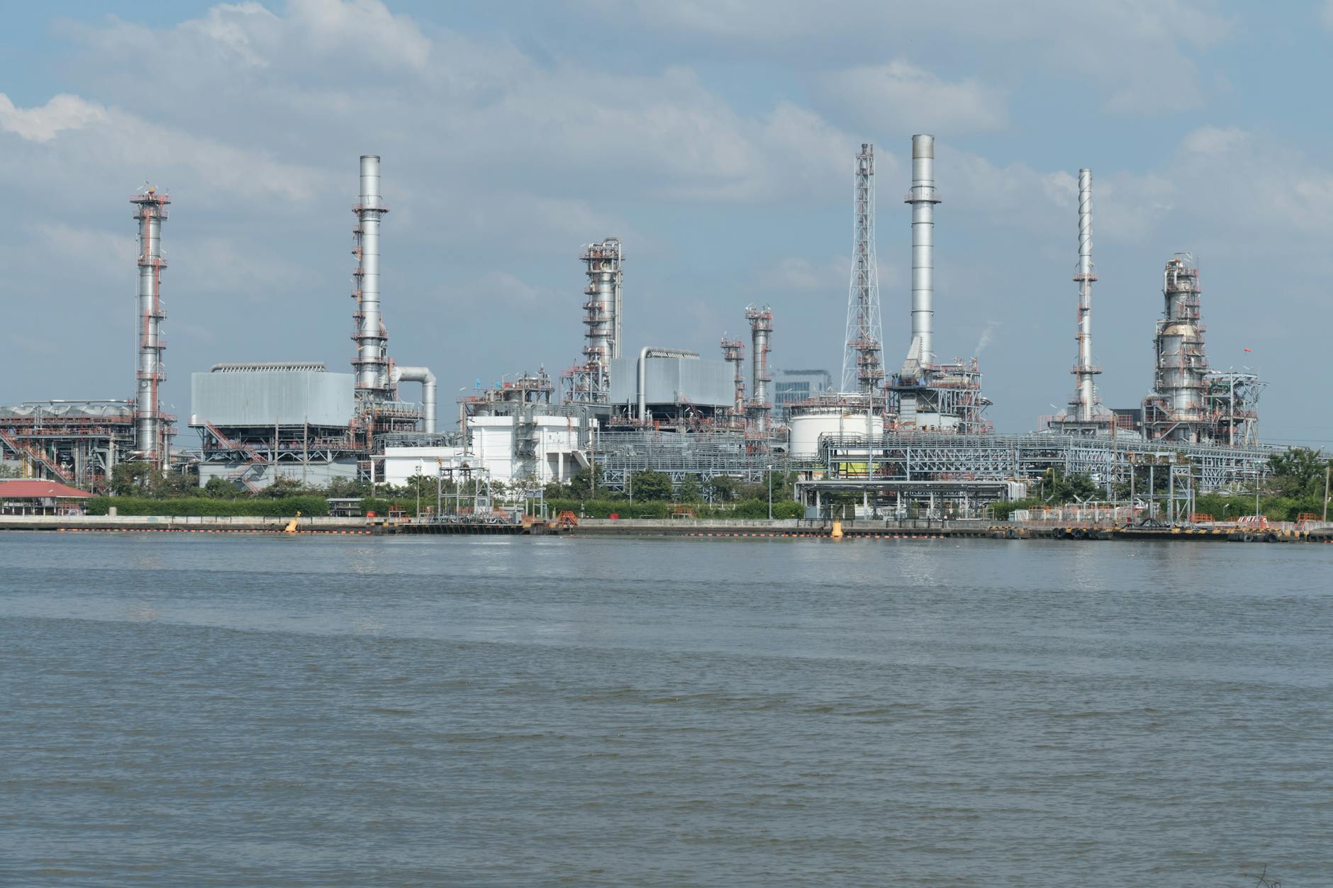 Roboterschutz ATEX: Raffinerie in einem explosionsgefährdeten Bereich