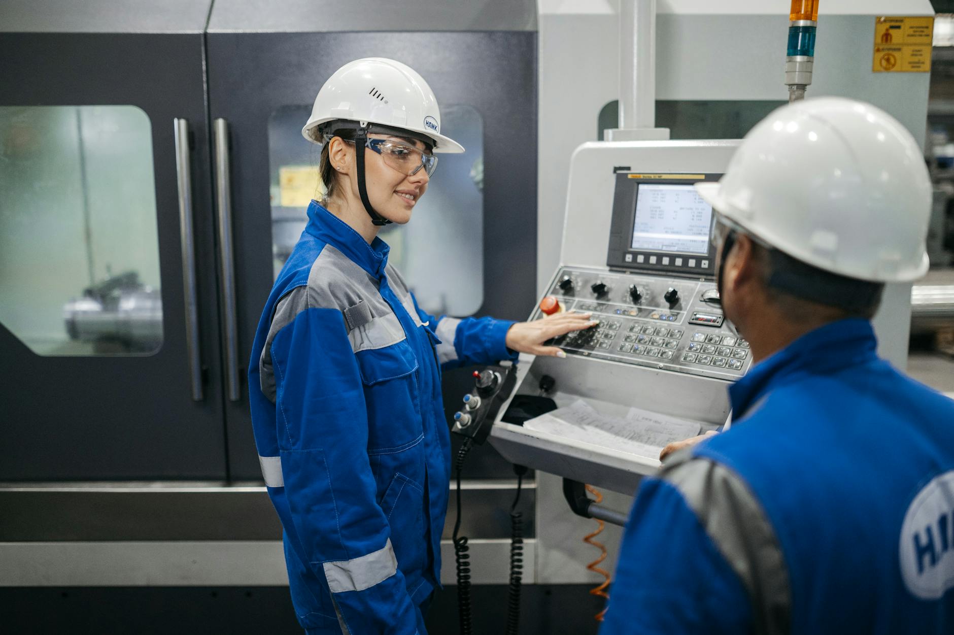 Bediener prüft die Sicherheitseinrichtungen einer Roboteranlage
