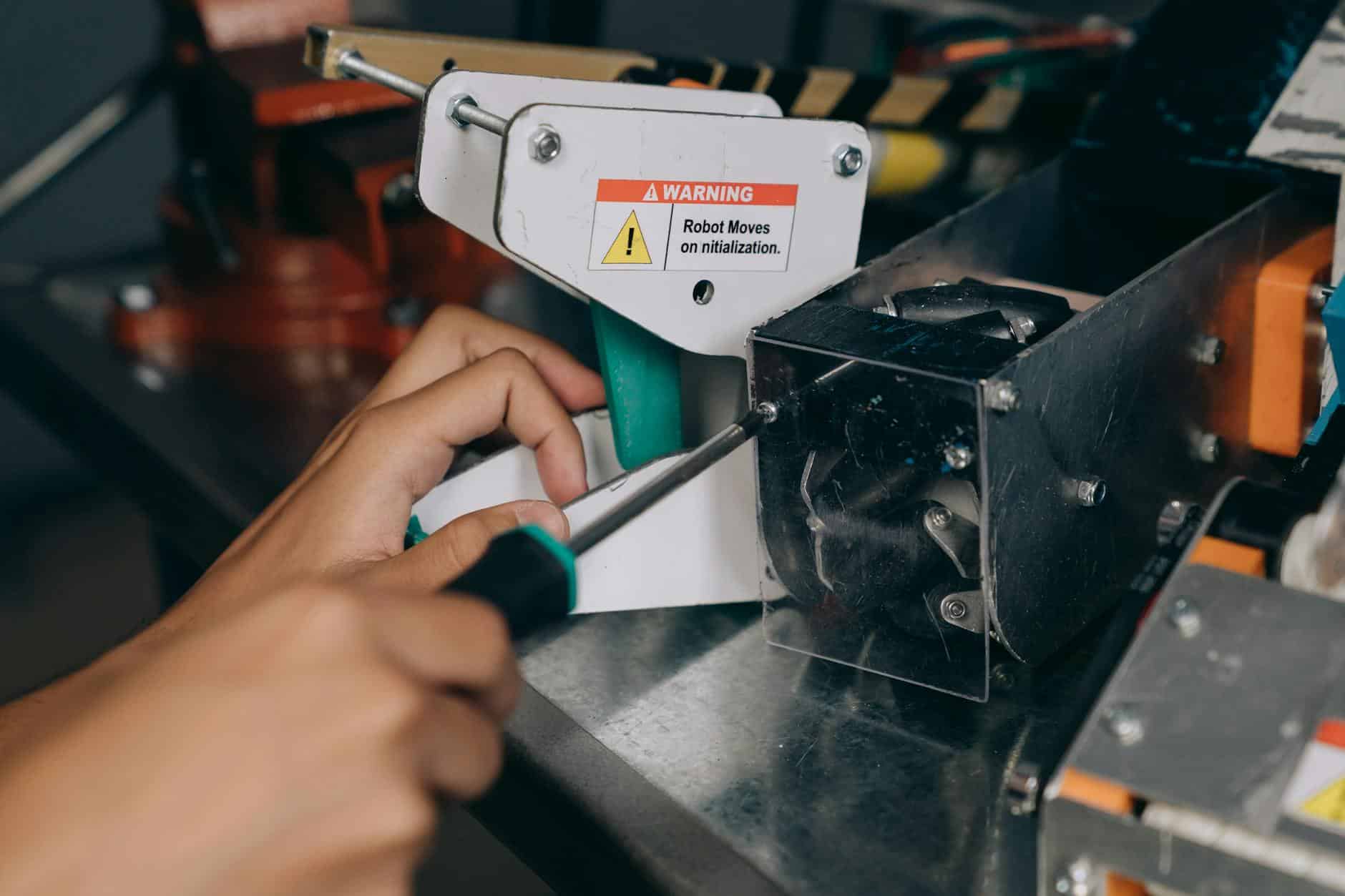 Wartungstechniker inspiziert einen Industrieroboter an der Produktionslinie