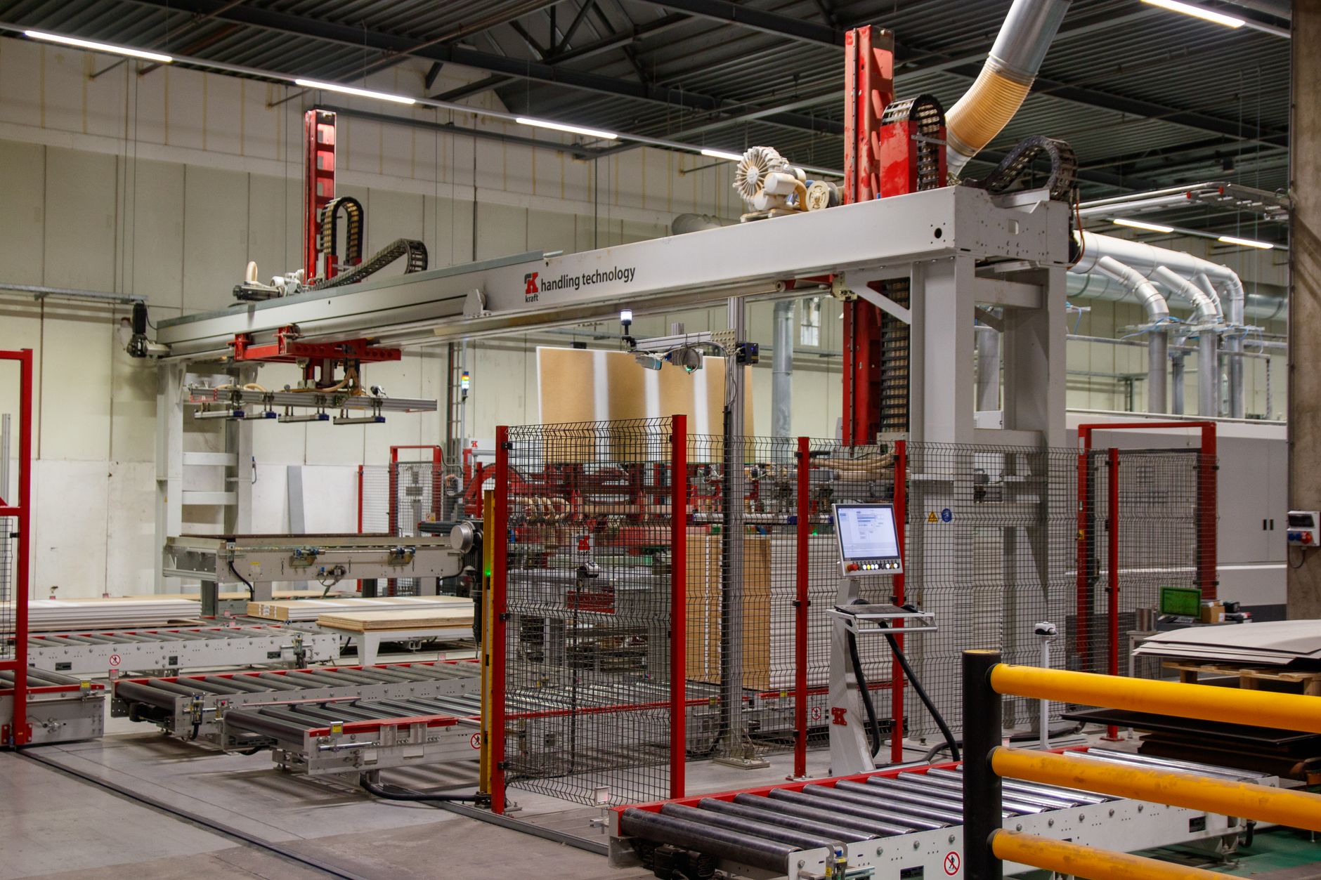 Automatisierte Fertigungszelle, in der die Positionsgenauigkeit des Roboters regelmäßig geprüft wird