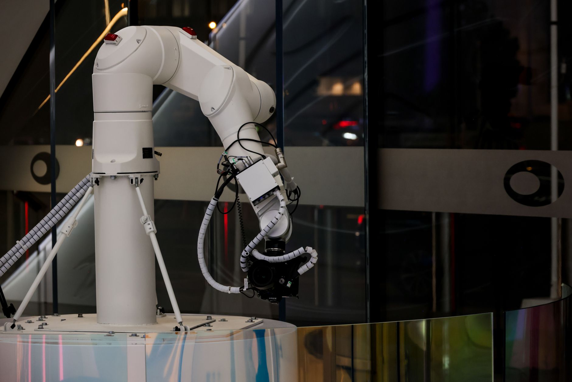 Industrieroboter mit optischem Sensor am Flansch beim Vermessen der Positionsgenauigkeit