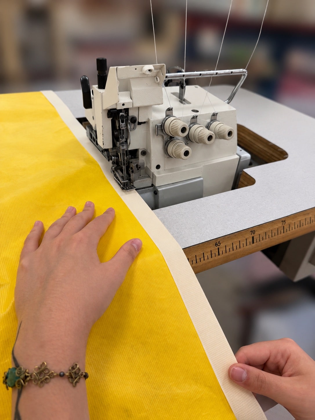 Couture d'un tissu technique jaune dans l'atelier RCC, fabrication d'une gaine de protection